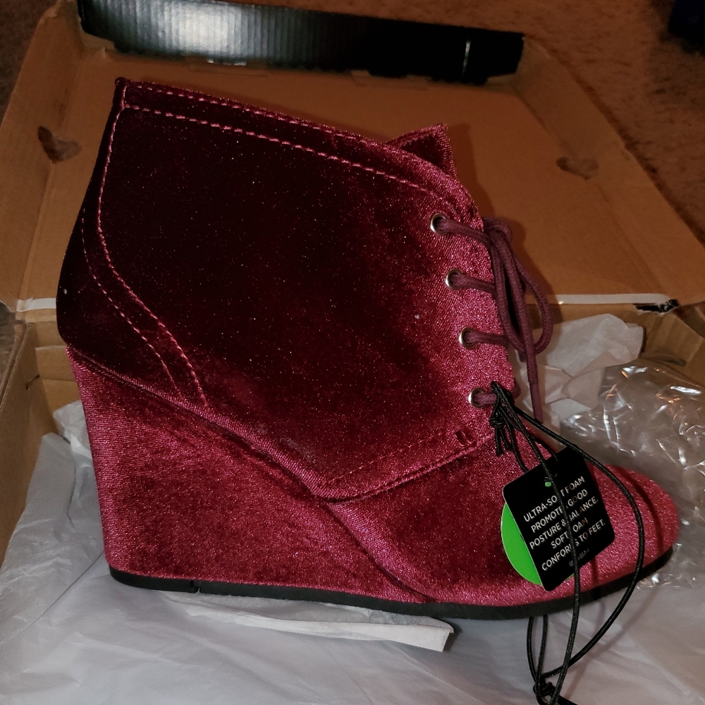 Brand new Arizona lace up wedges